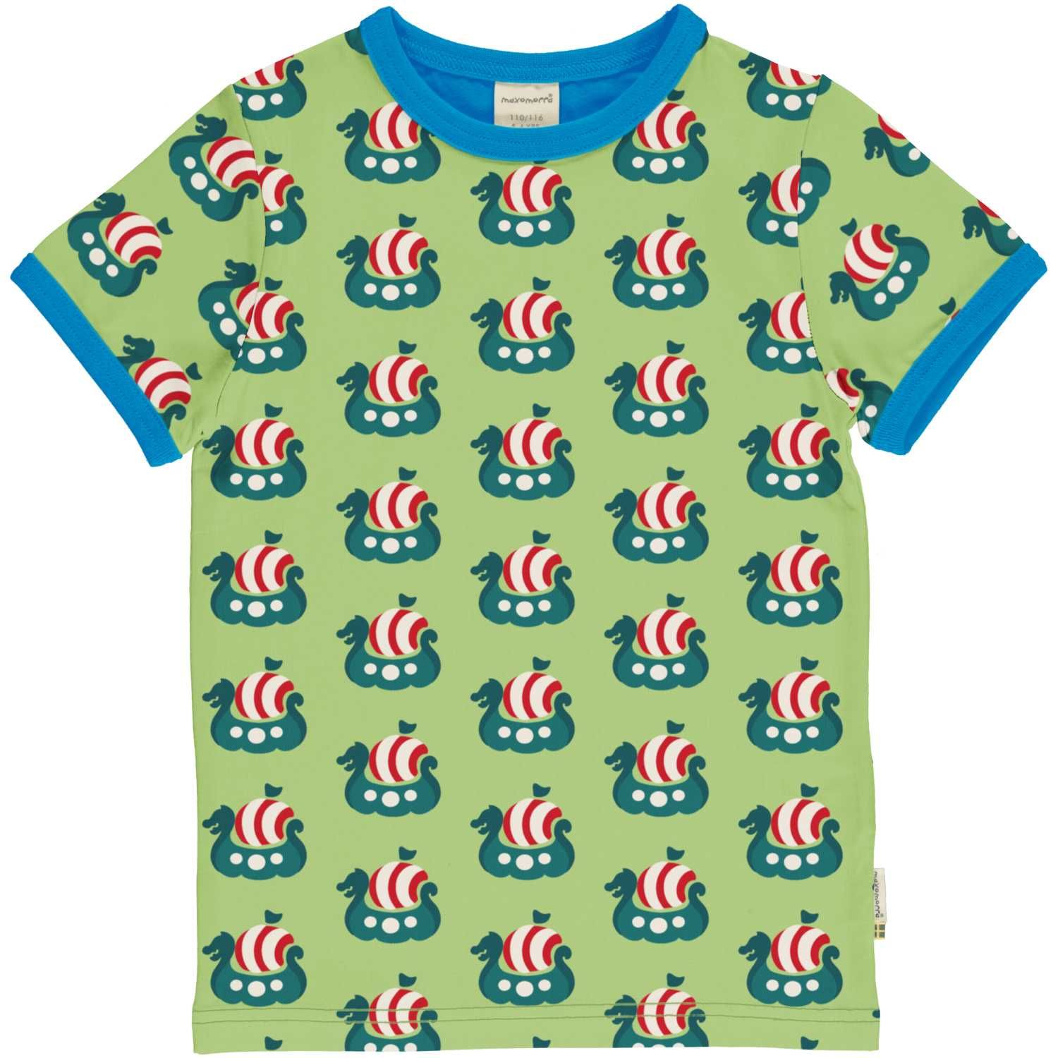 Piratbåtar på t-shirt i grönt med turkos kantband. 95% ekobomull, 5% elastan. Tvätt 40 grader.