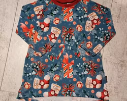 Store4kidz Tunika/klänning i mjuk bomullstrikå med jultema på blå botten.