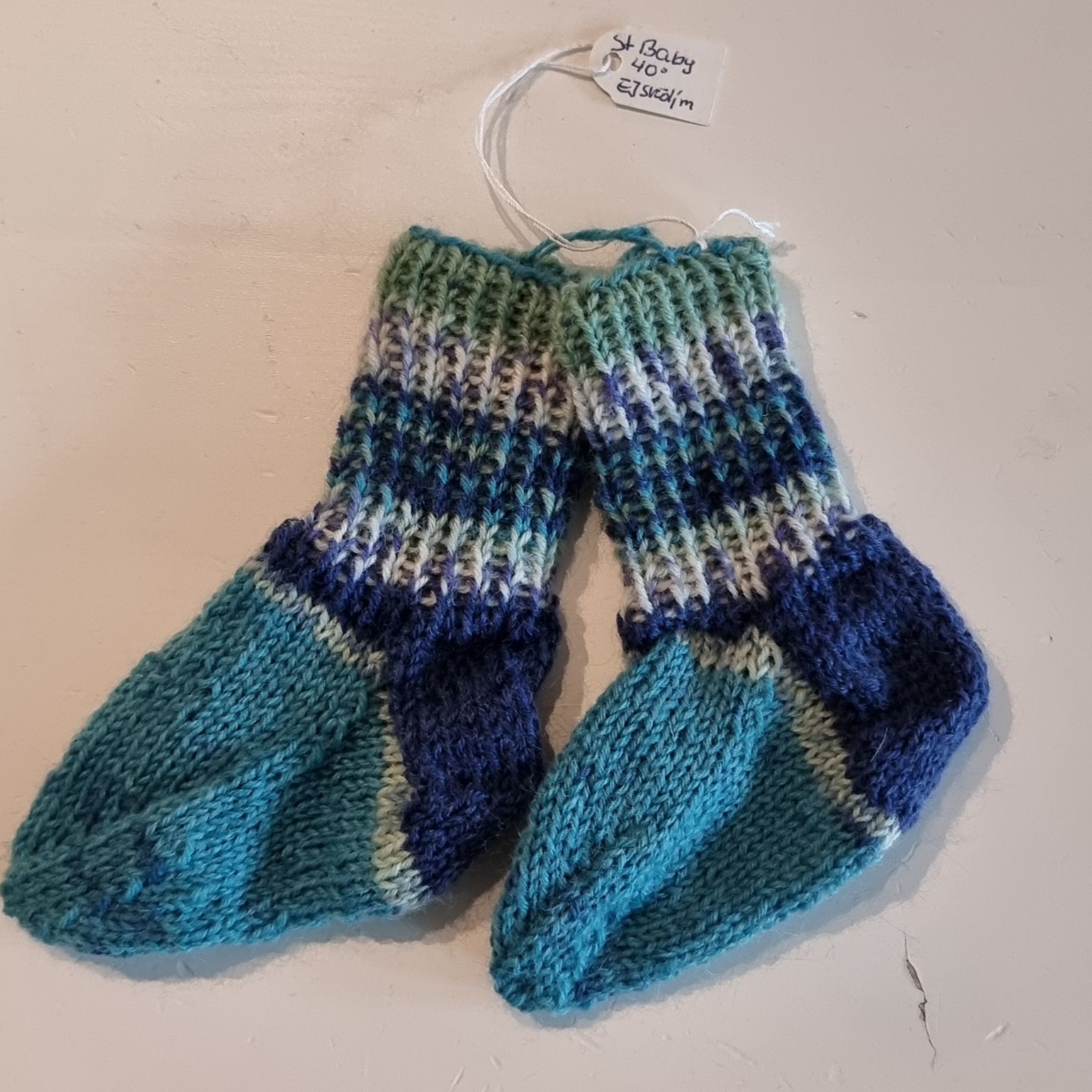 Hemstickade sockor baby