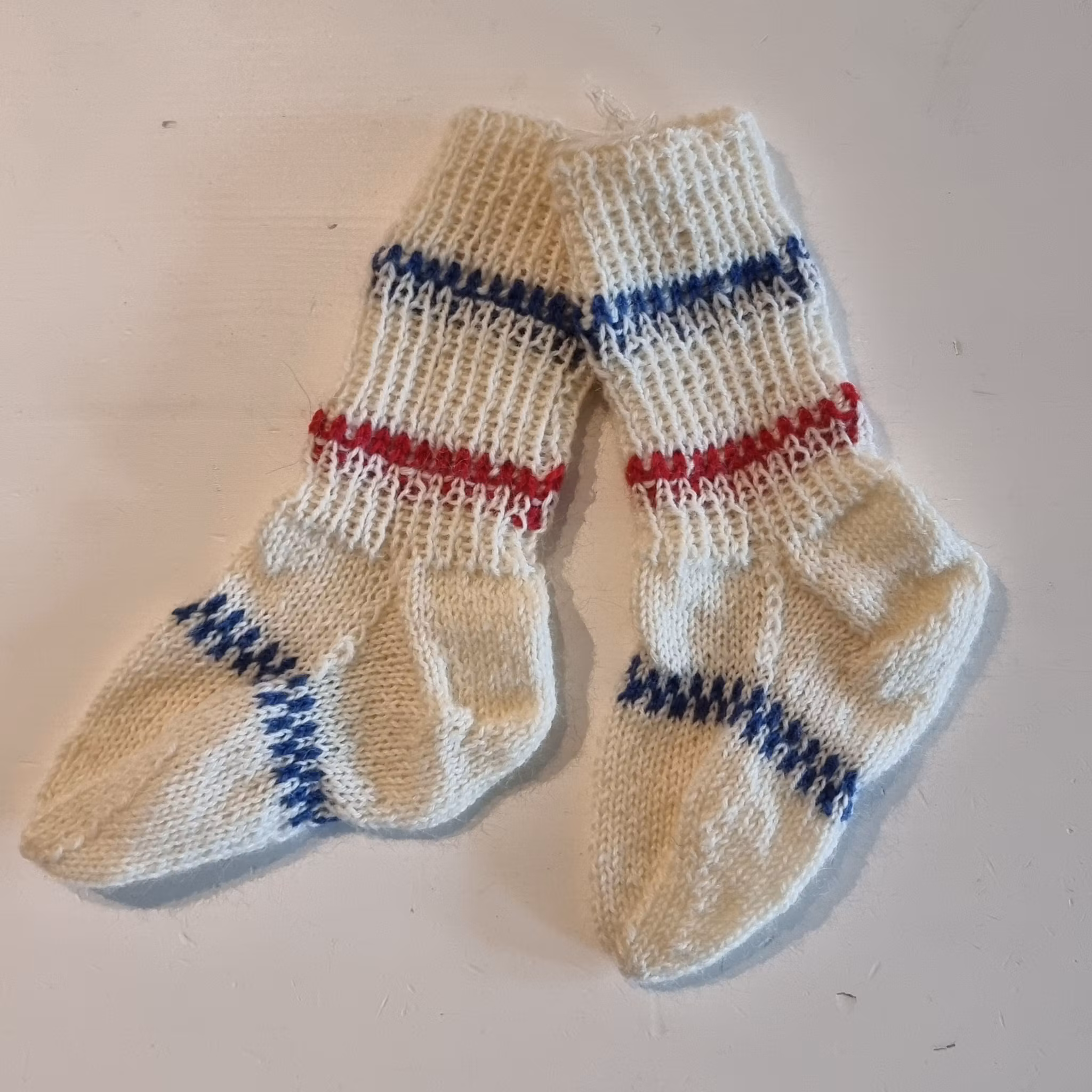 Hemstickade sockor baby