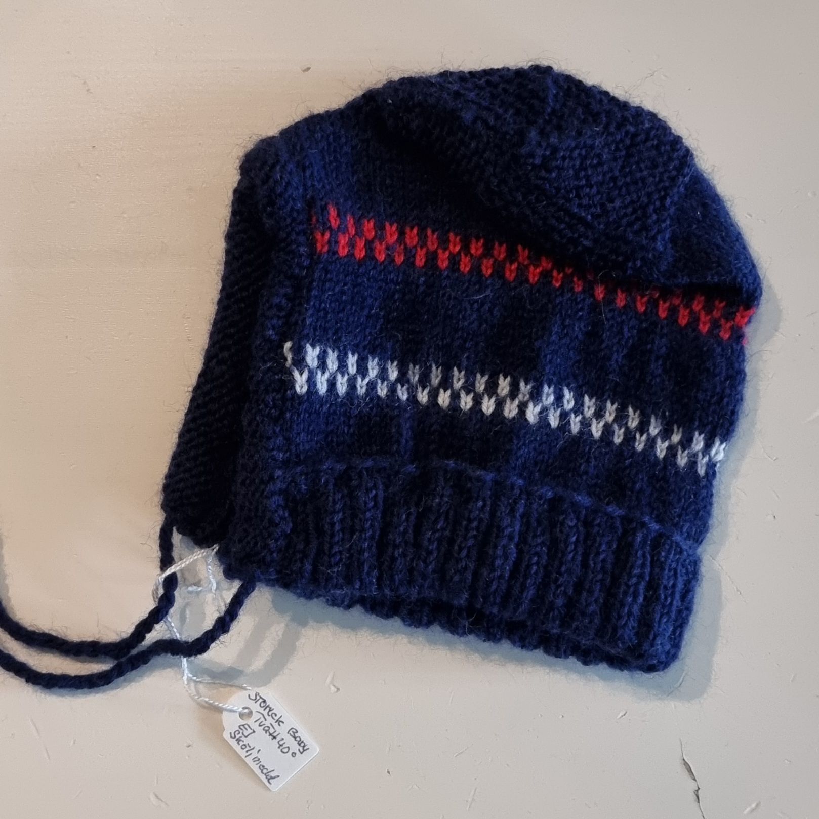 Hemstickad hjälmmössa baby
