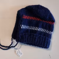 Hemstickad hjälmmössa baby