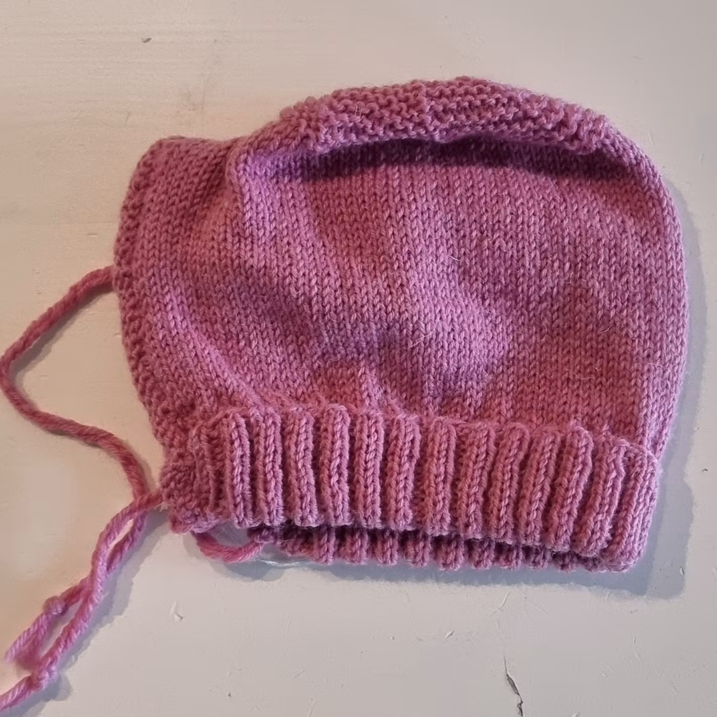Hemstickad hjälmmössa baby