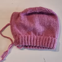 Hemstickad hjälmmössa baby