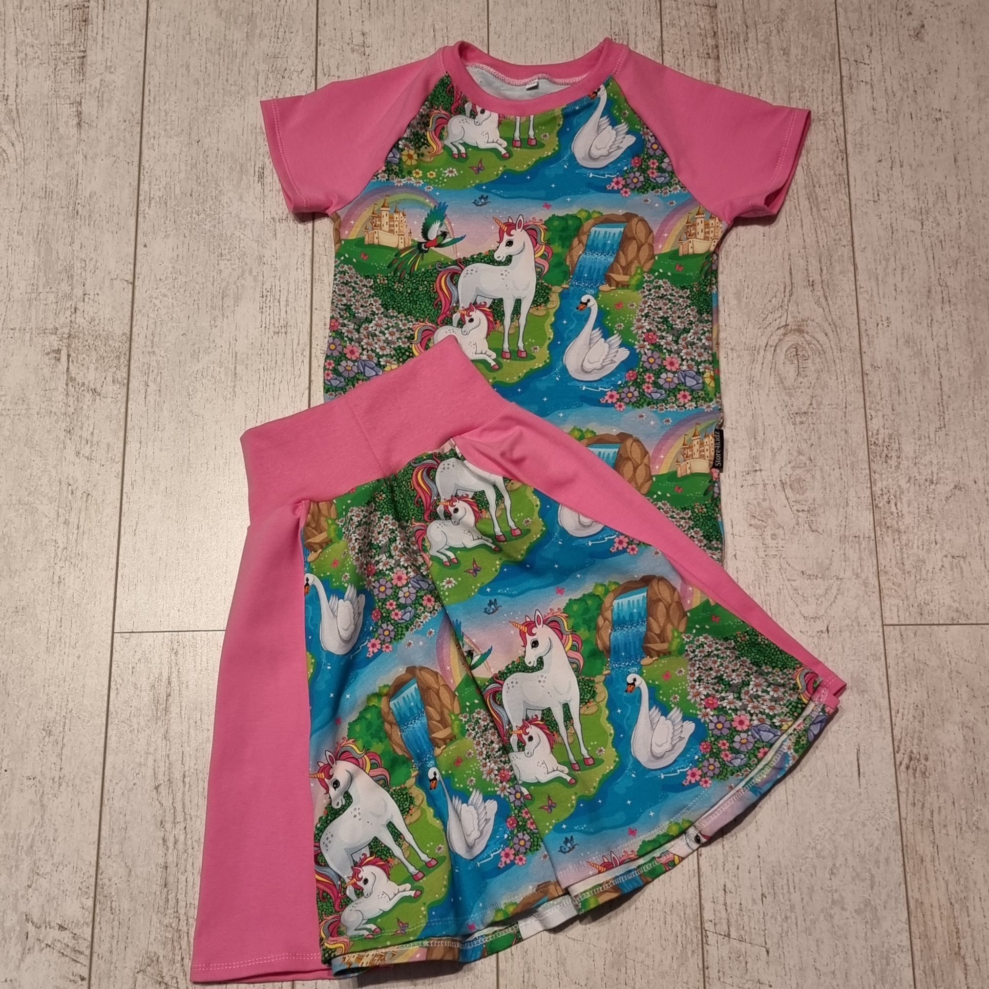 Store4kidz set med snurrkjol och t-shirt storlek 110