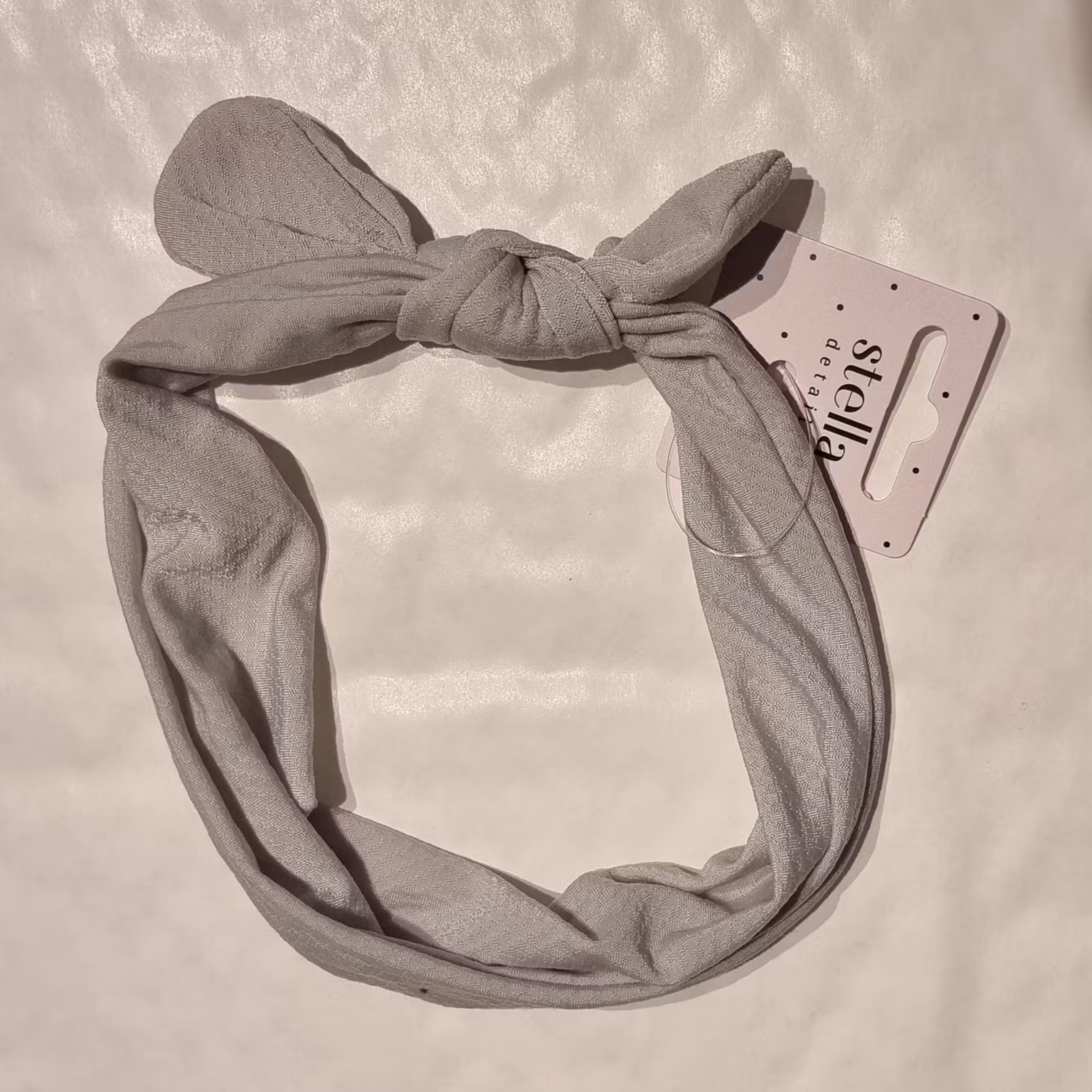 Ljusgrått hårband
