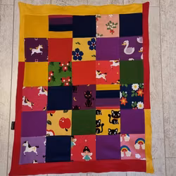 Lapptäcksfilt i trikå till baby