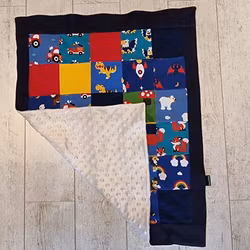 Lapptäcksfilt i trikå till baby