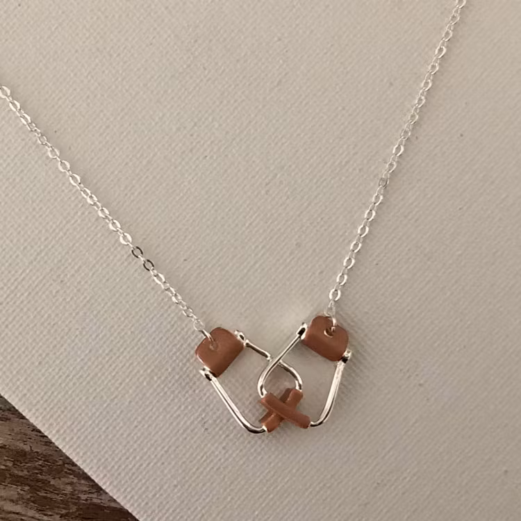 Bild på halsband med sammankopplade stigbyglar