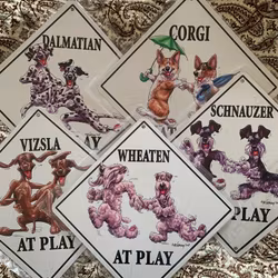 Skylt "At play 2" – Dalmatiner, Irish softcoated wheaten terrier, Schnauzer, Ungersk vizsla, Welsh corgi
