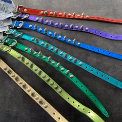 Läderhalsband – Metallic med nitar, 20-25 cm
