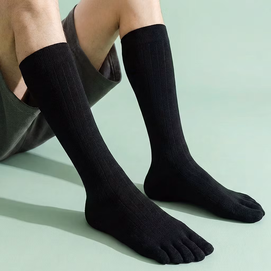 Mustat polvimittaiset varvassukat