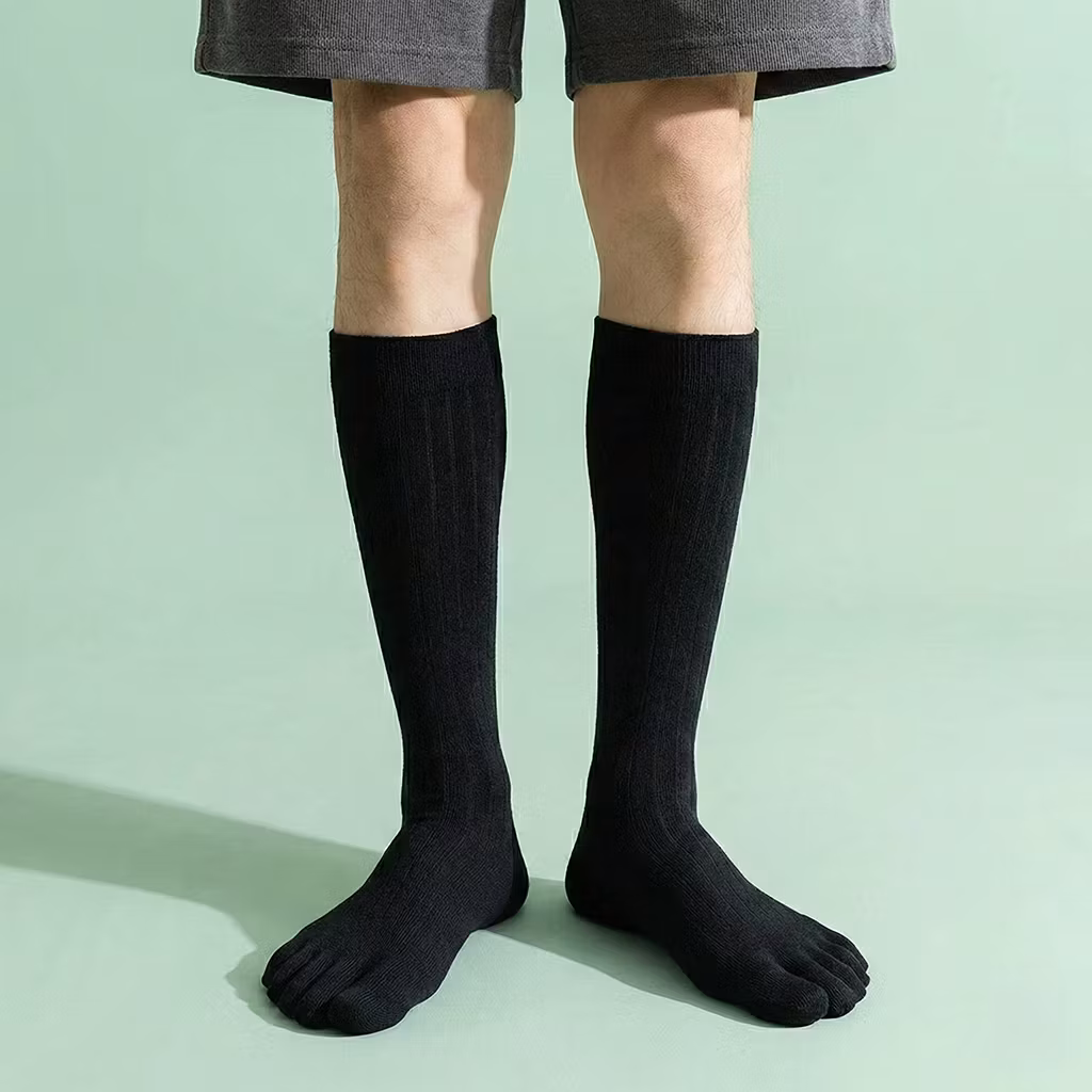 Mustat polvimittaiset varvassukat