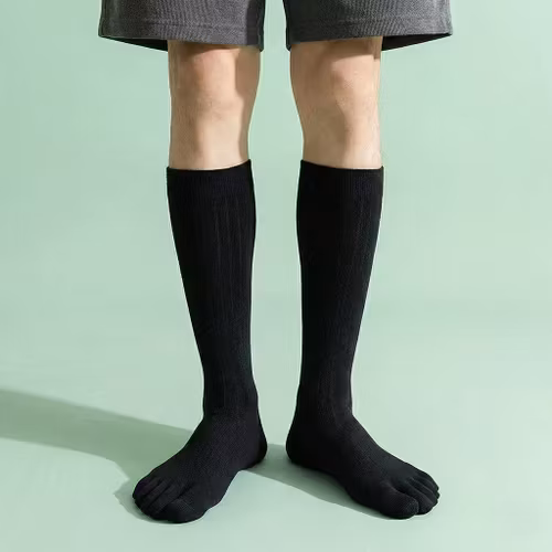 Mustat polvimittaiset varvassukat