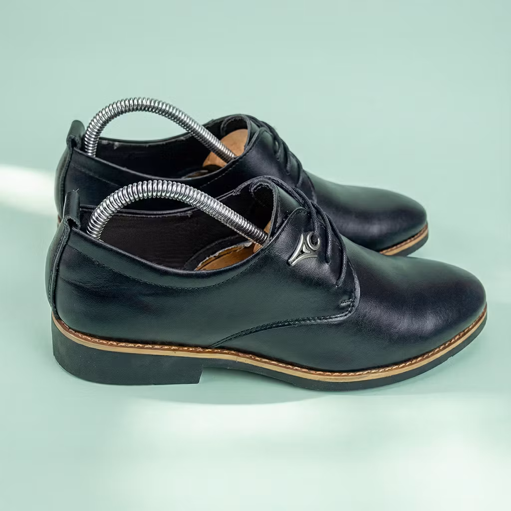 Puinen lepolesti jousella