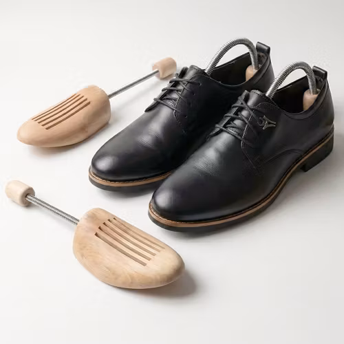 Puinen lepolesti jousella