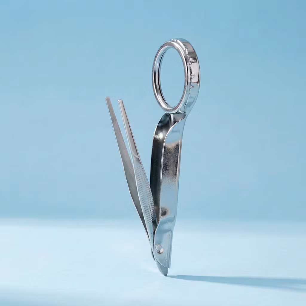 Tarkkuuspinsetit suurennuslasilla