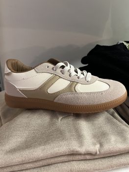 Sneakers i beige och vitt