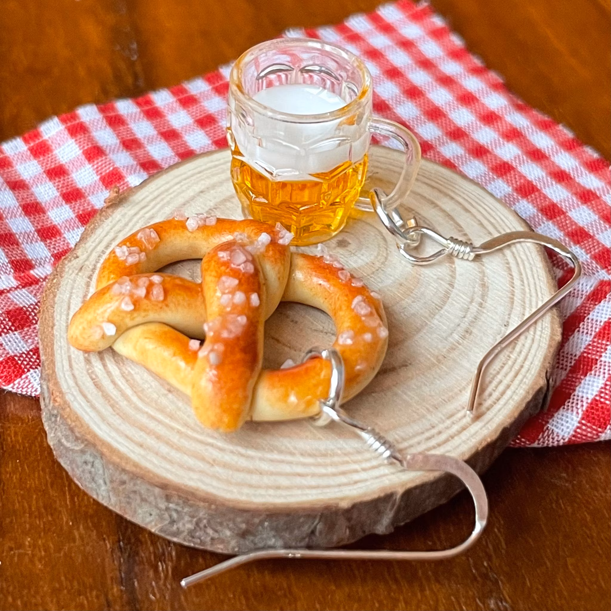 Pretzel/kringla + sejdel med öl silver/guld