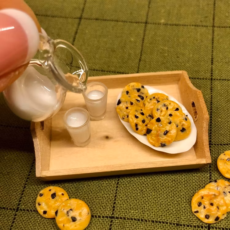 Kakfat med mjölkkanna och glas i skala 1:12