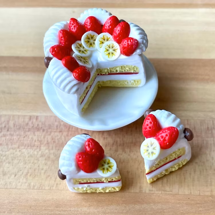 Jordgubbstårta på tårtfat med 2 lösa bitar