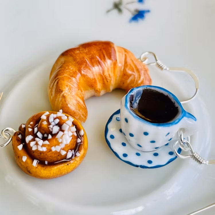 Kaffekopp med croissant eller kanelbulle 1 par
