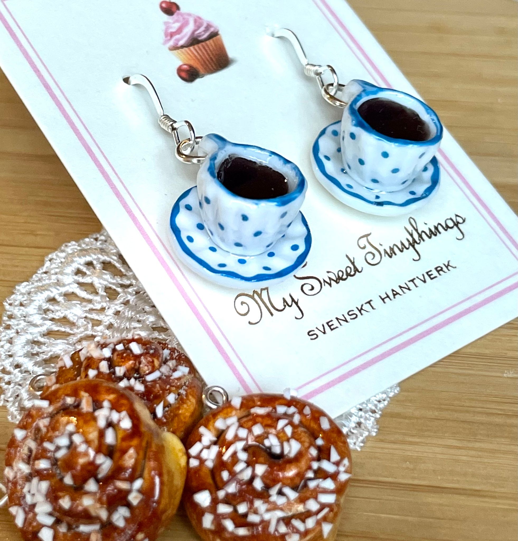 Kaffekoppar på fat med prickar silver/guld 1 par