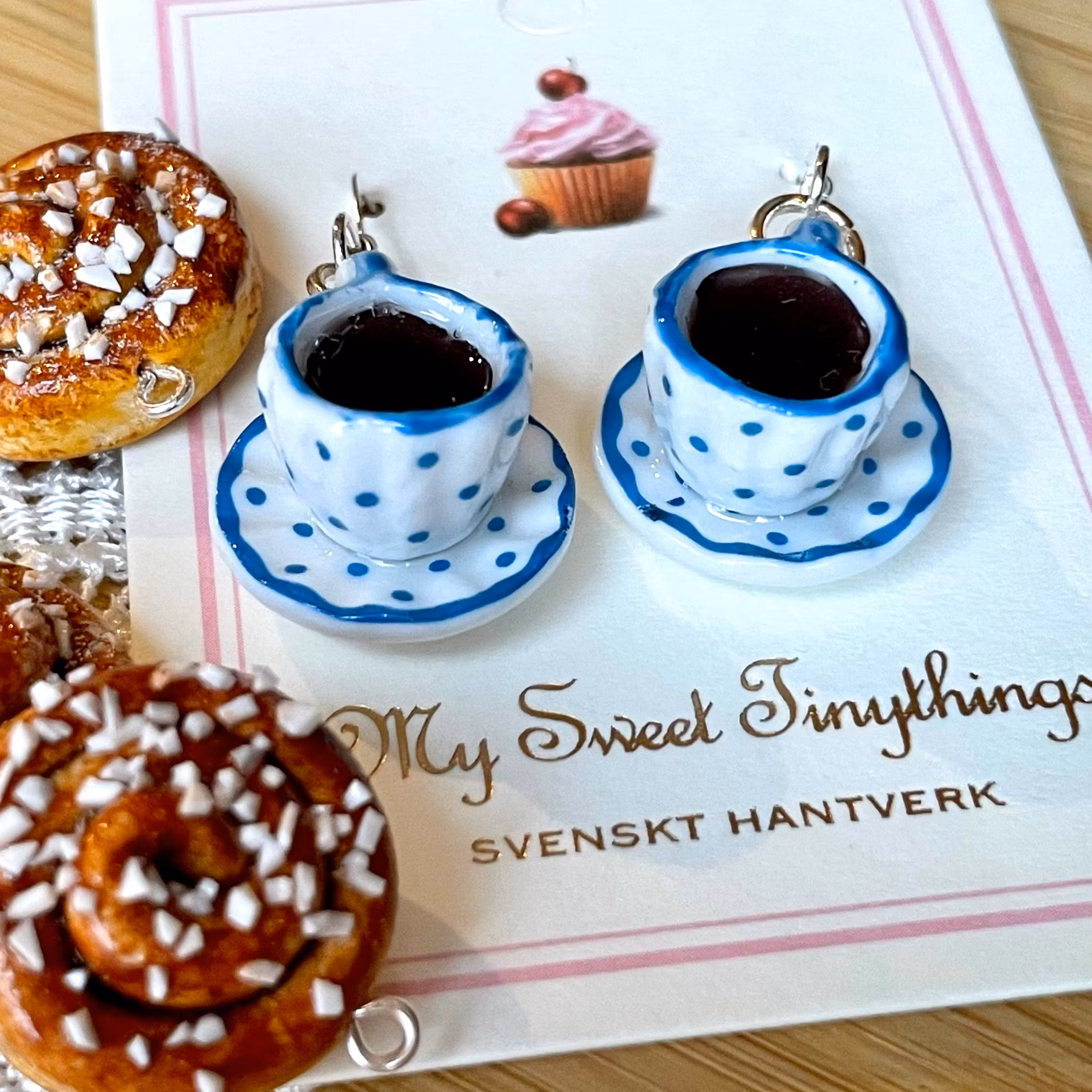 Kaffekoppar på fat med prickar silver/guld 1 par