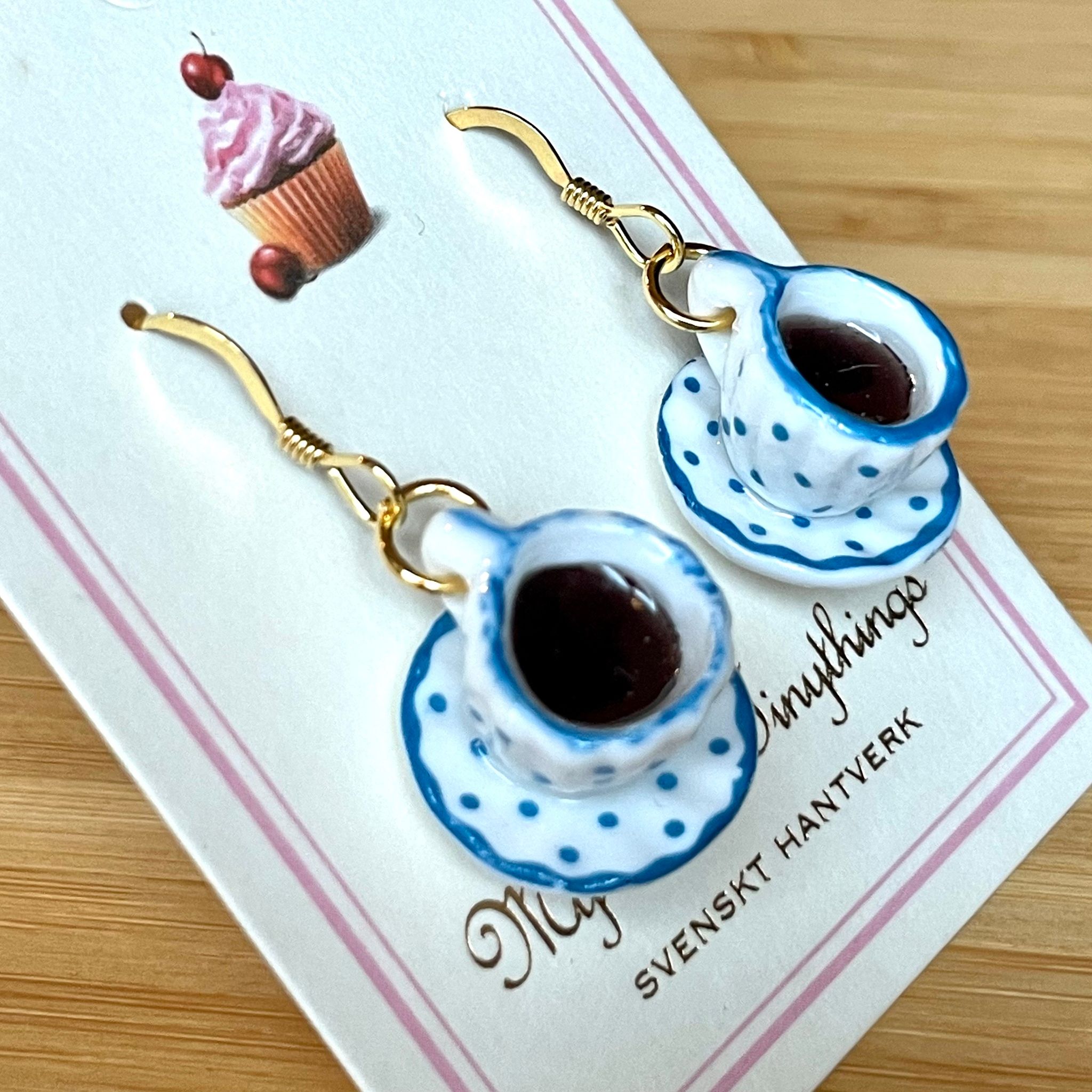 Kaffekoppar på fat med prickar silver/guld 1 par