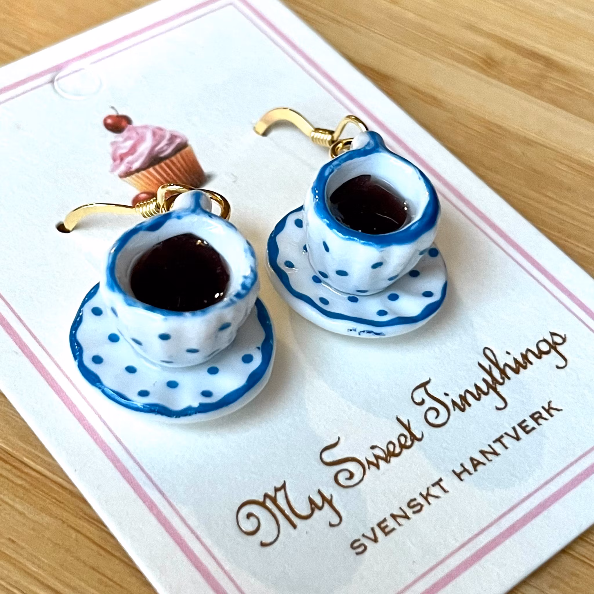 Kaffekoppar på fat med prickar silver/guld 1 par