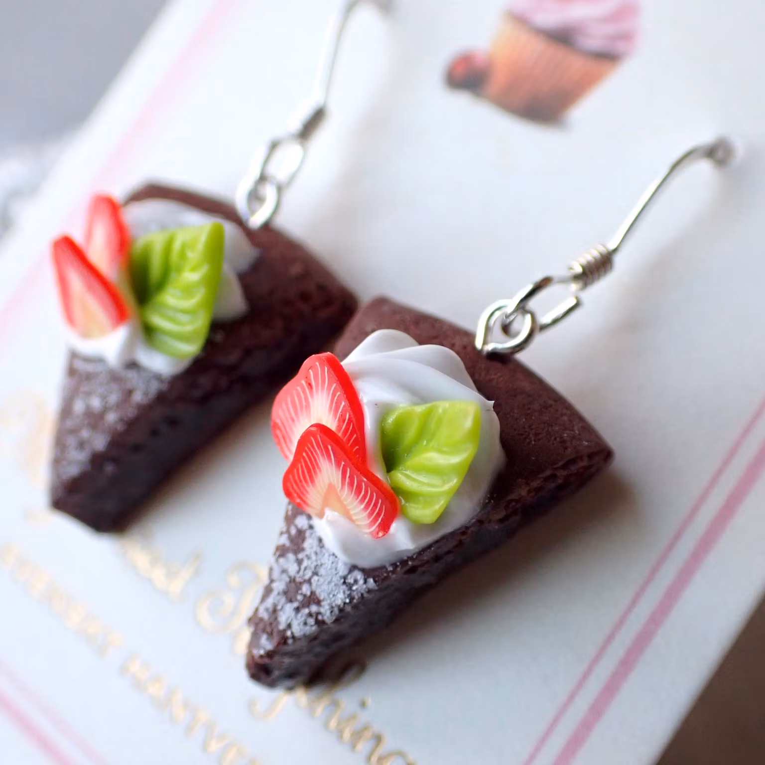 Kladdkaka med jordgubbsskivor örhängen 1 par