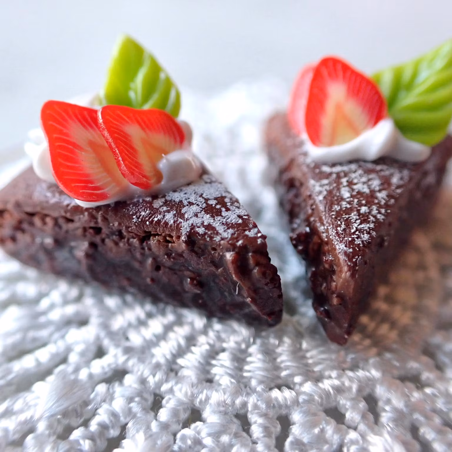 Kladdkaka med jordgubbsskivor örhängen 1 par