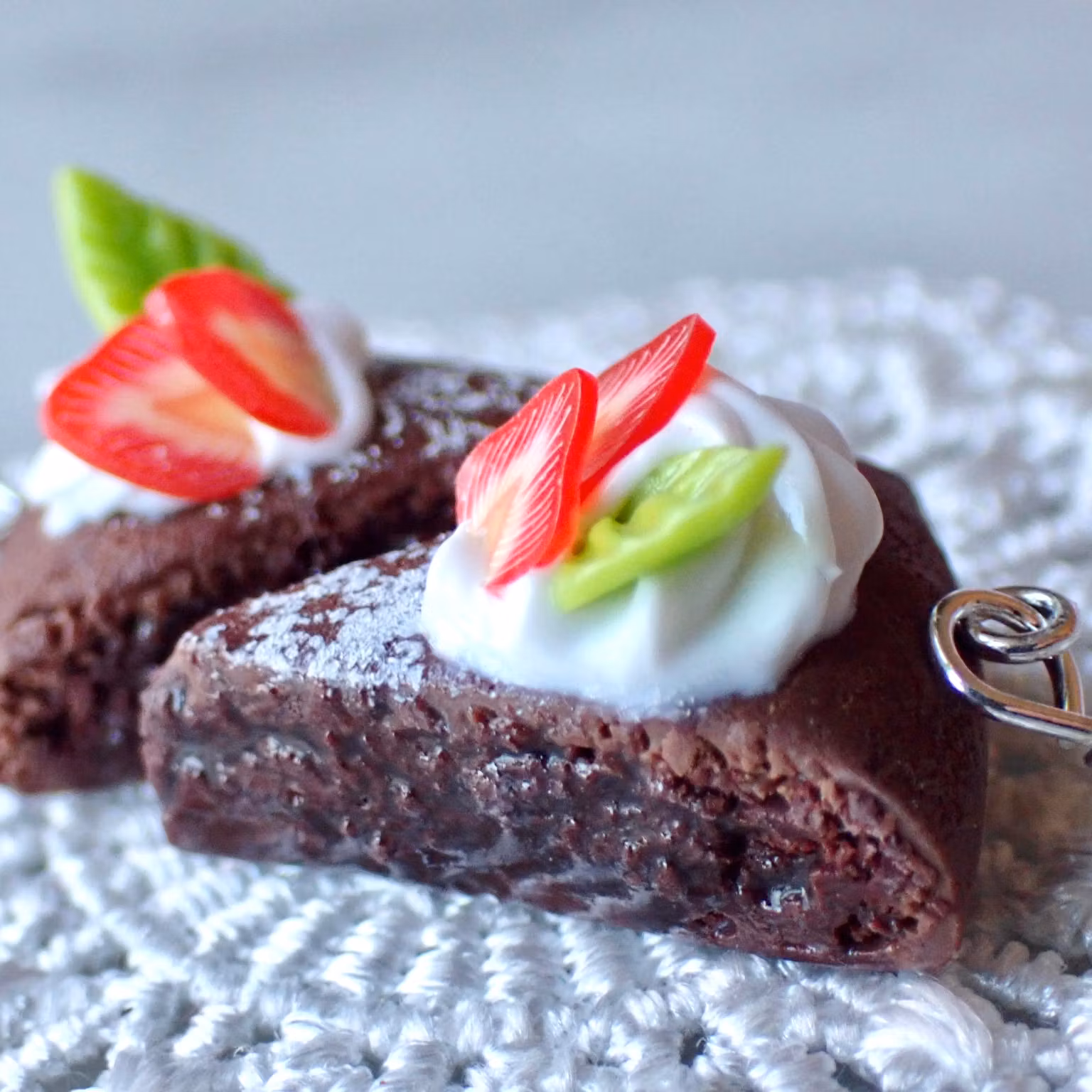 Kladdkaka med jordgubbsskivor örhängen 1 par