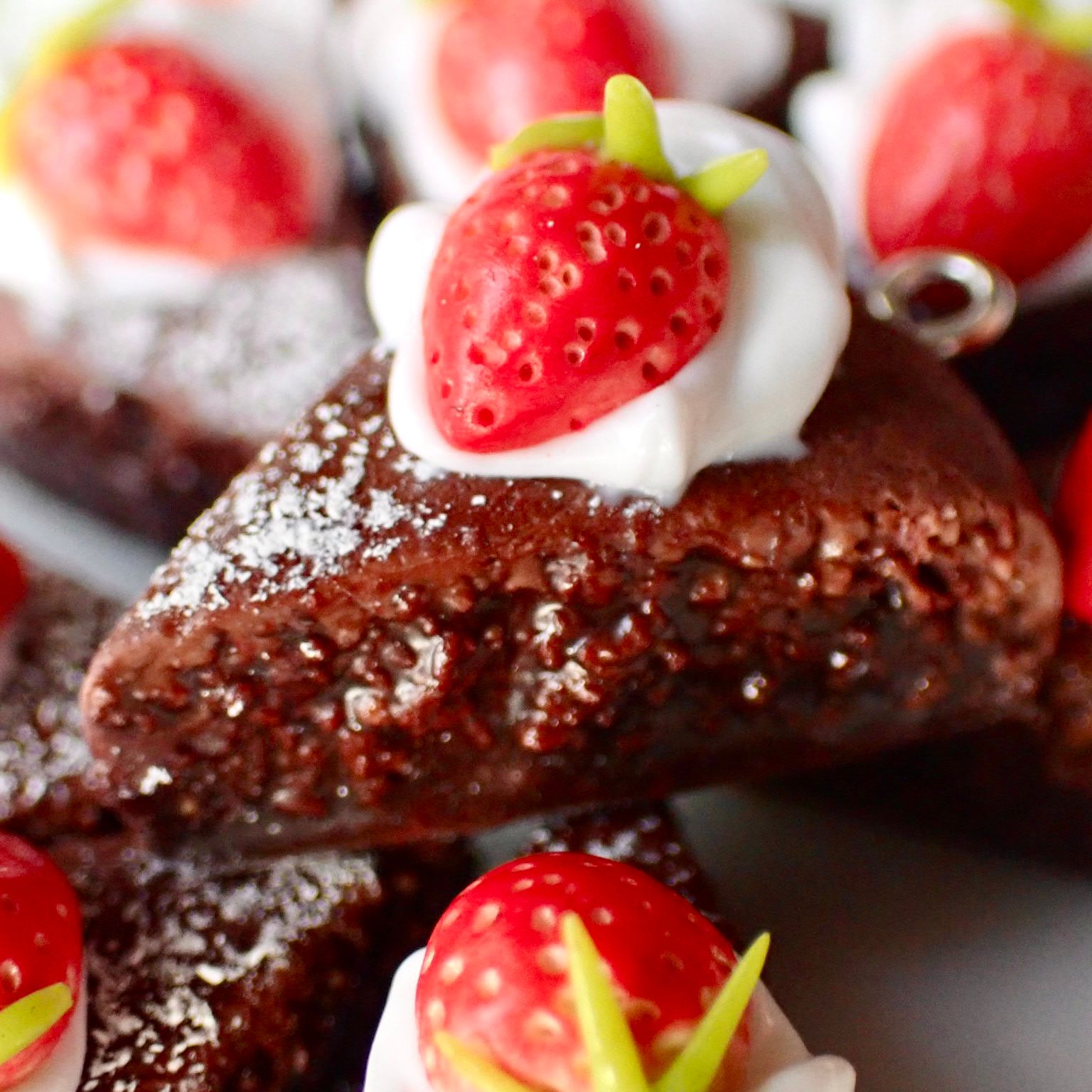 Kladdkaka med hel jordgubbe örhängen 1 par
