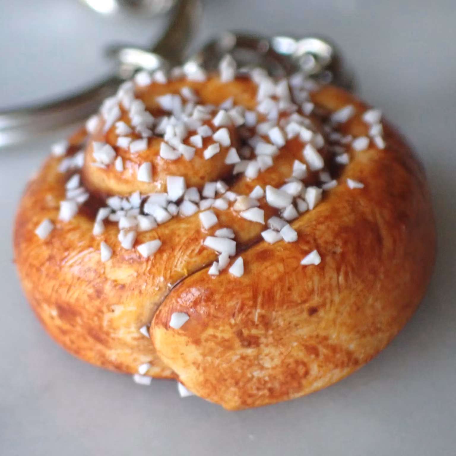 Kanelbulle nyckelring silver/guld