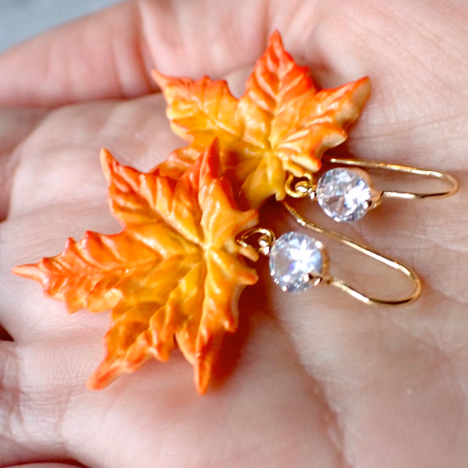 Herbstblatt-Ahorn-Ohrringe, Goldhaken mit Kristallperle