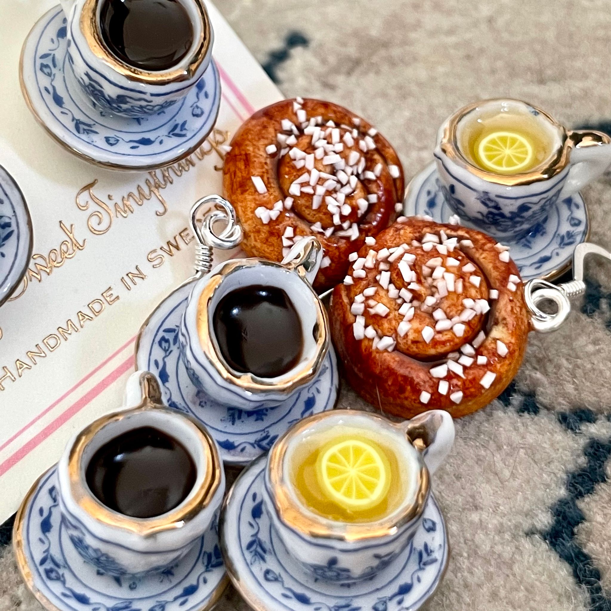 Kaffekoppar på fat med blå blommor silver/guld