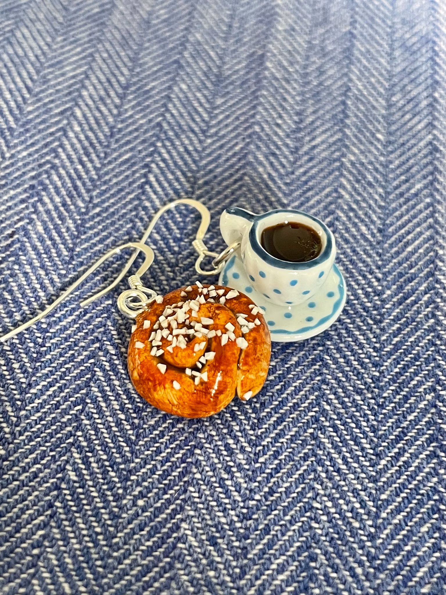 Kaffekopp med croissant eller kanelbulle 1 par