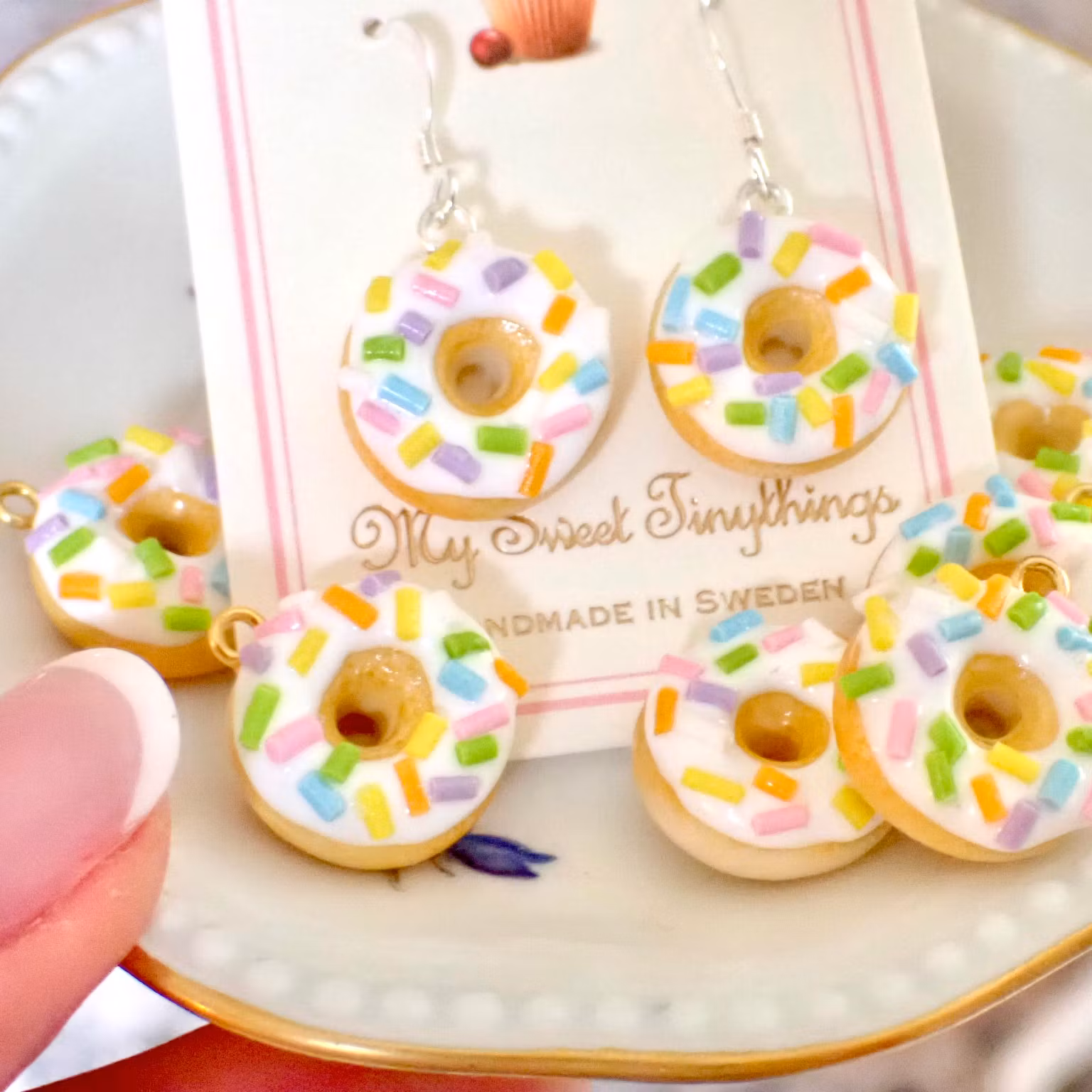 Donuts / munkar vit glasyr och strössel silver / guld