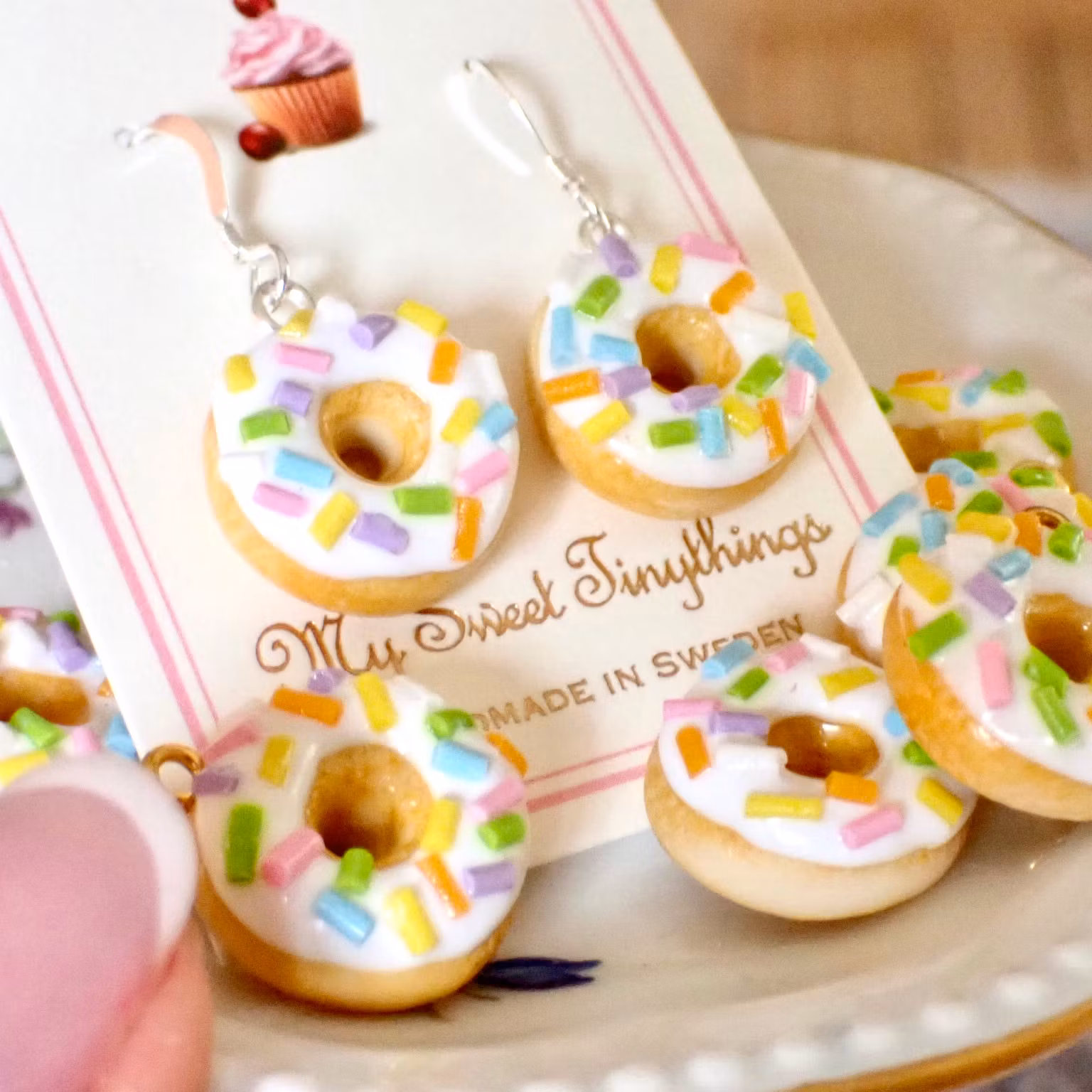 Donuts / munkar vit glasyr och strössel silver / guld