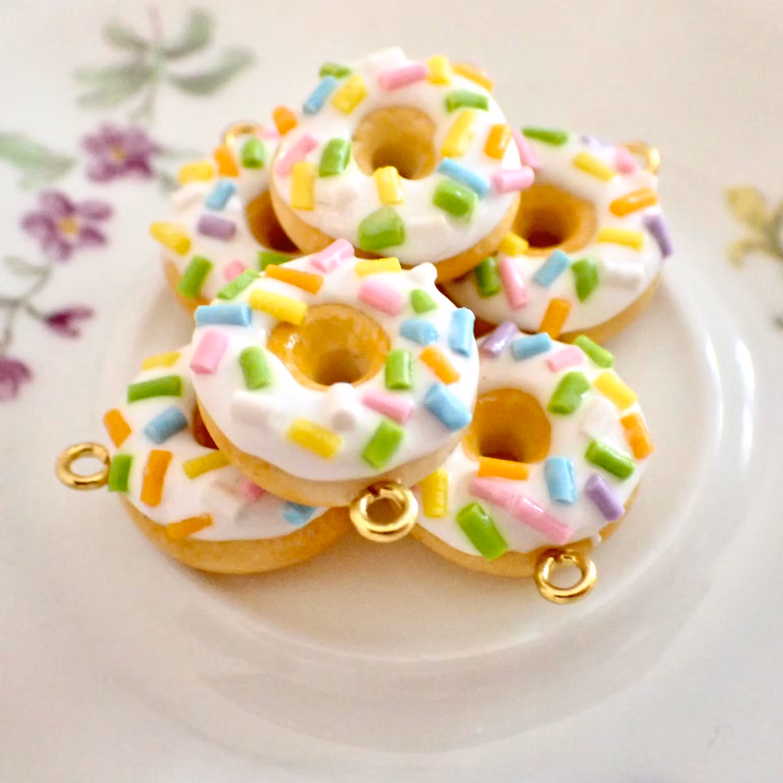 Donuts / munkar vit glasyr och strössel silver / guld