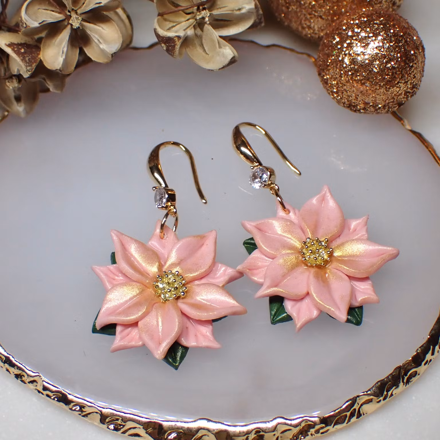 Julstjärnor örhängen röda/rosa/vita med creoler/kristallkrok