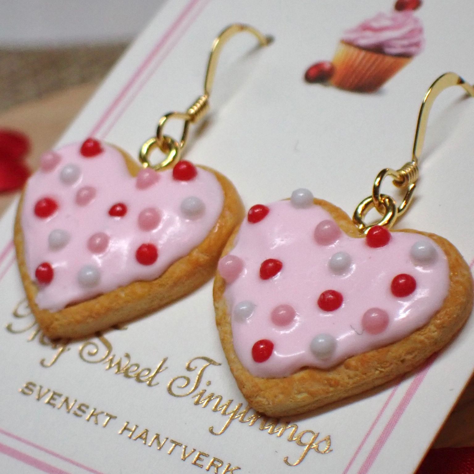 Kakor hjärtan med rosa frosting och strössel 1 par silver/guld