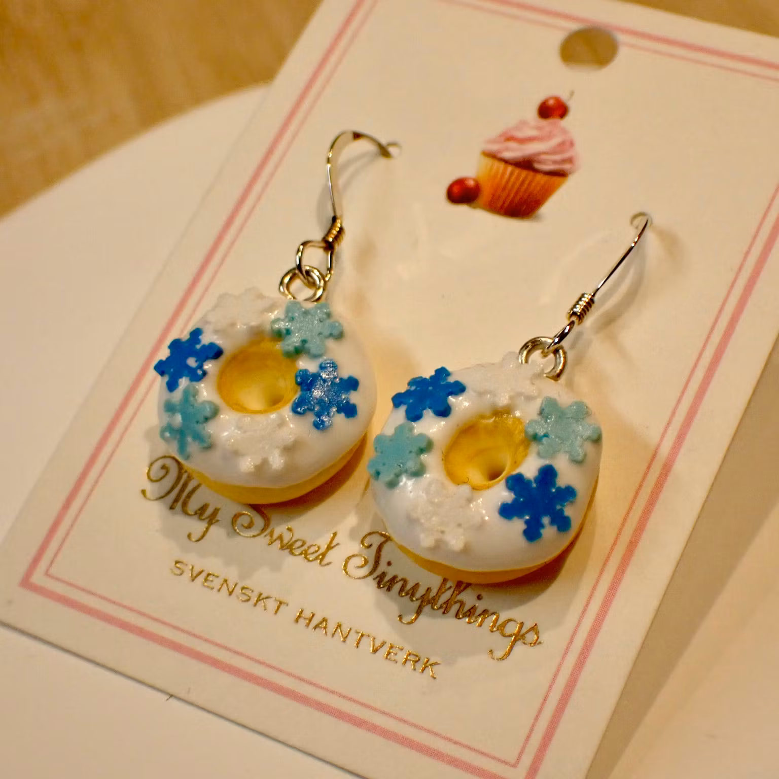 Munkar / donuts med snöflingor örhängen