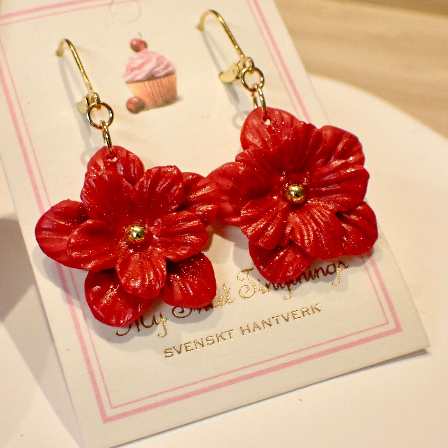 Amaryllis blommor med brisyrkrokar i guld