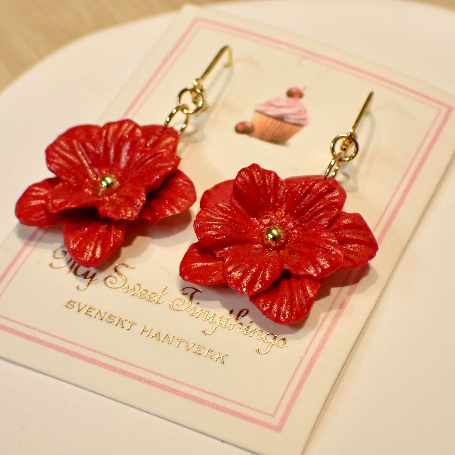 Amaryllis blommor med brisyrkrokar i guld