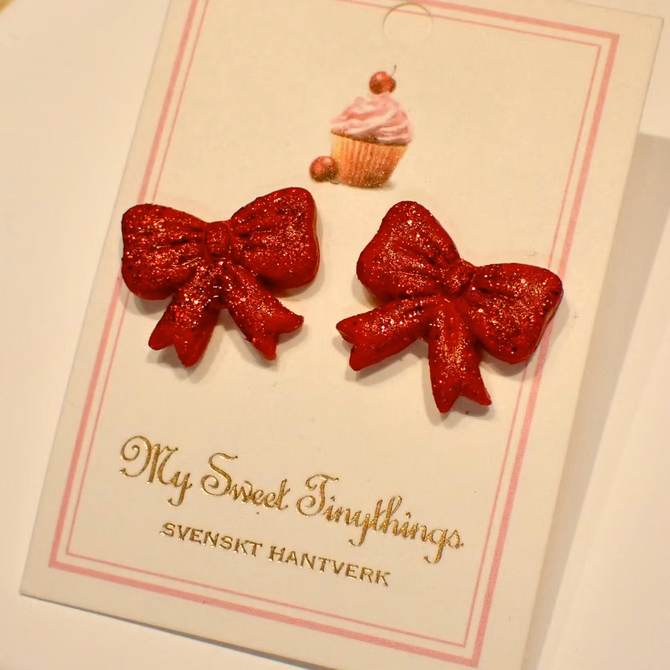 Röda rosetter med glitter på stift örhängen