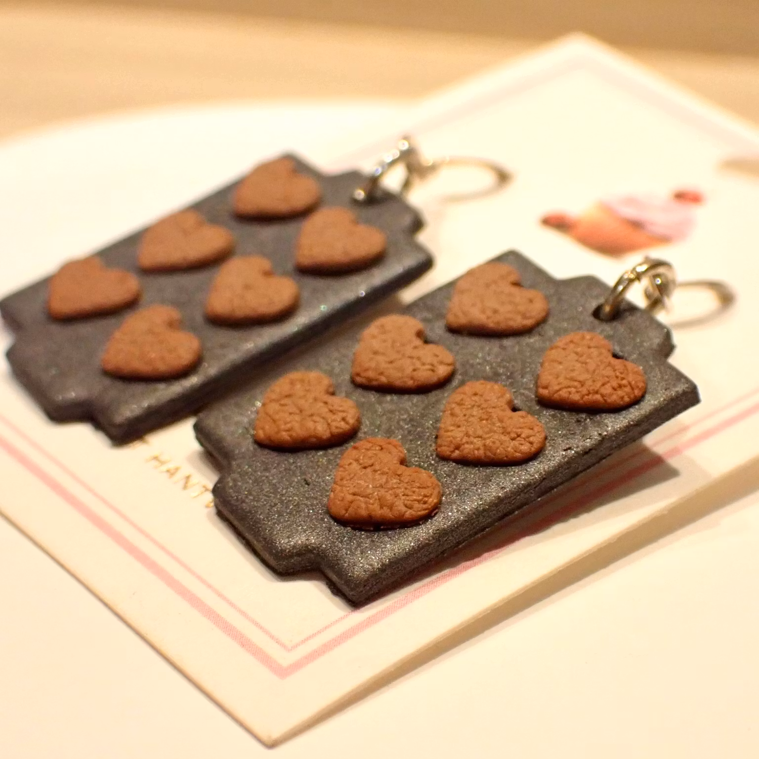 Bakplåtar med pepparkakor och krokar i silver