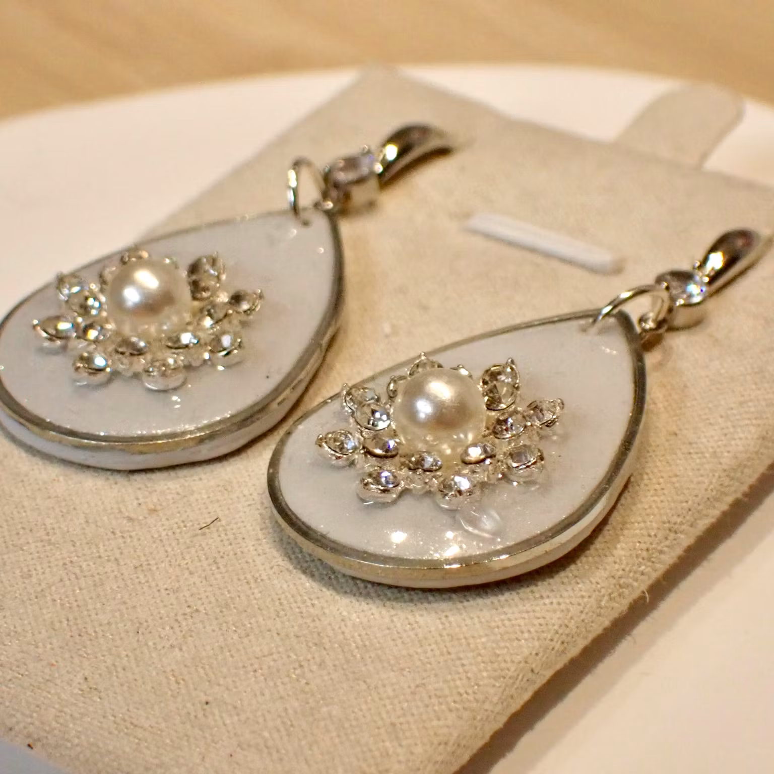 Isblå droppformade örhängen med snöflingor