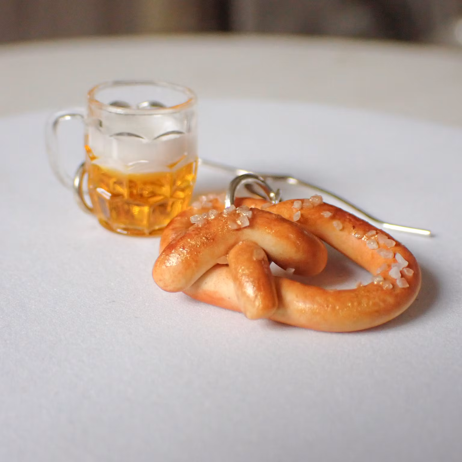 Pretzel/kringla + sejdel med öl silver/guld
